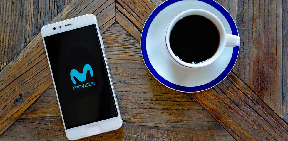 Imagen de un teléfono móvil con el logotipo de Movistar