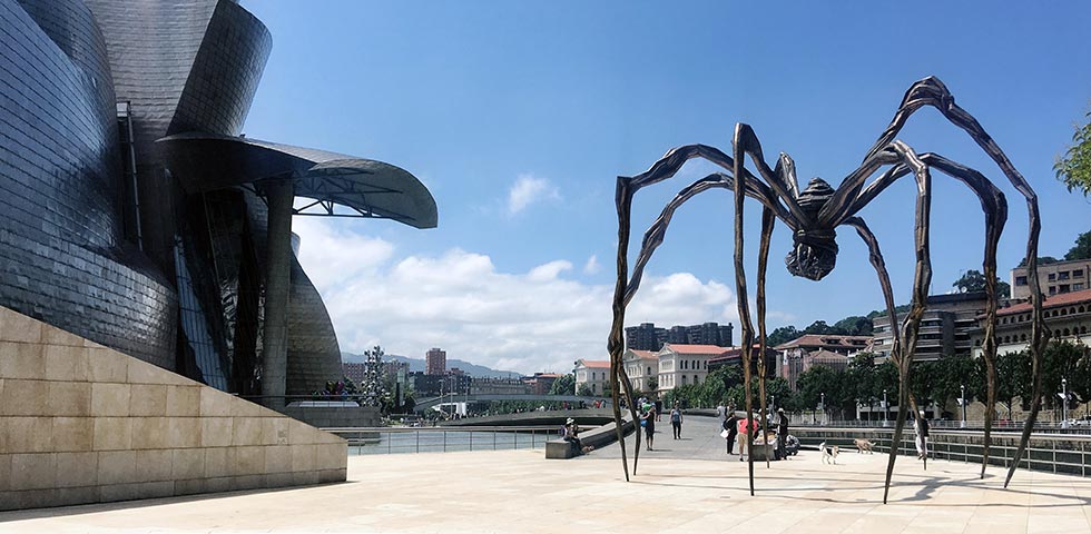 Foto de la Escultura Mamá junto al Museo Guggenheim de Bilbao